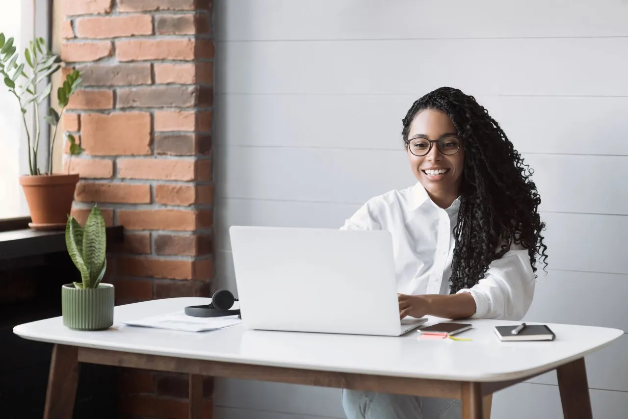 O que é certificado digital A1 ou A3? | Foto de uma moça negra trabalhando no computador | Certificação Digital | Blog da Certisign