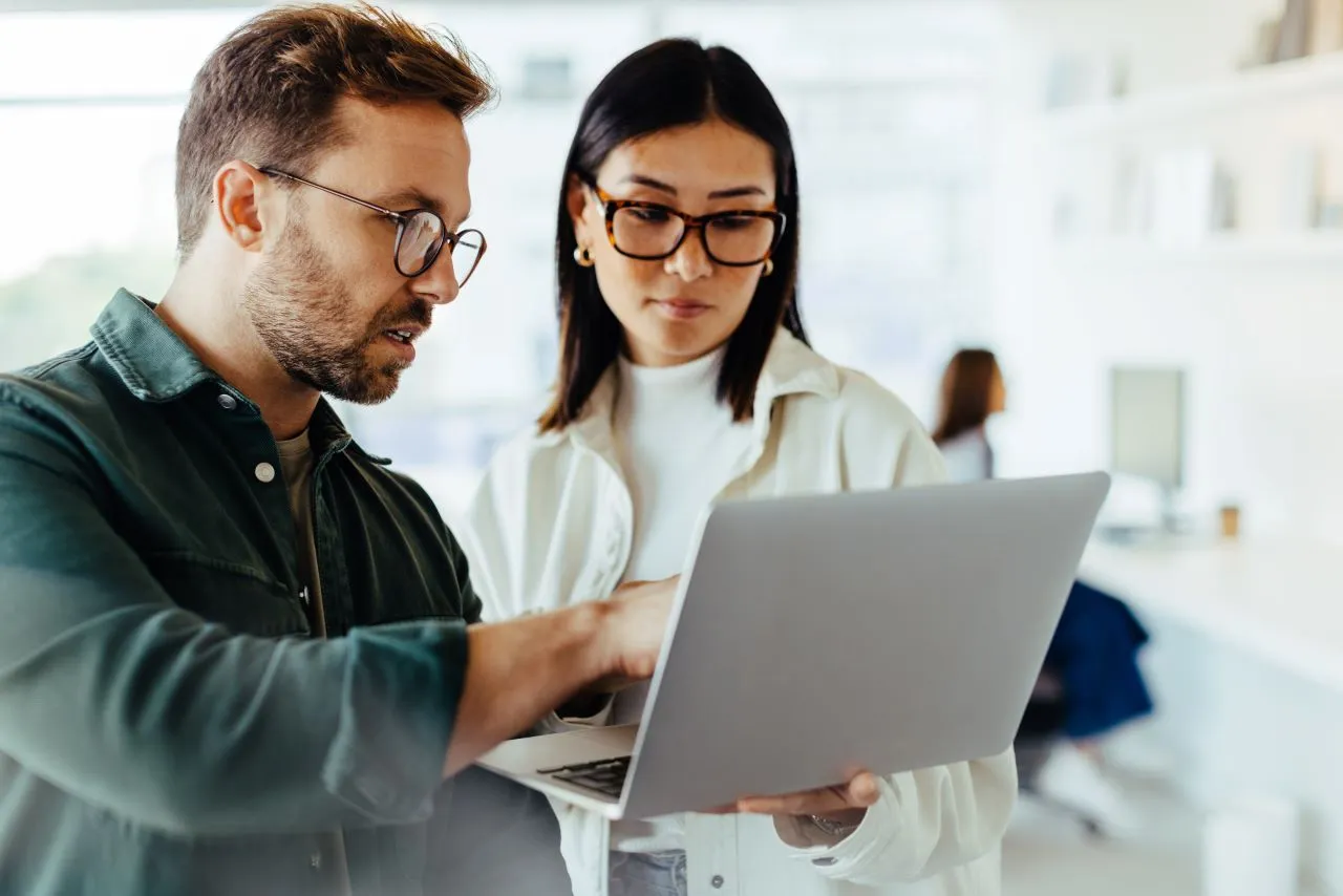 O que é certificado digital? | Foto de um homem e uma mulher trabalhando no computador | Certificação Digital | Blog da Certisign