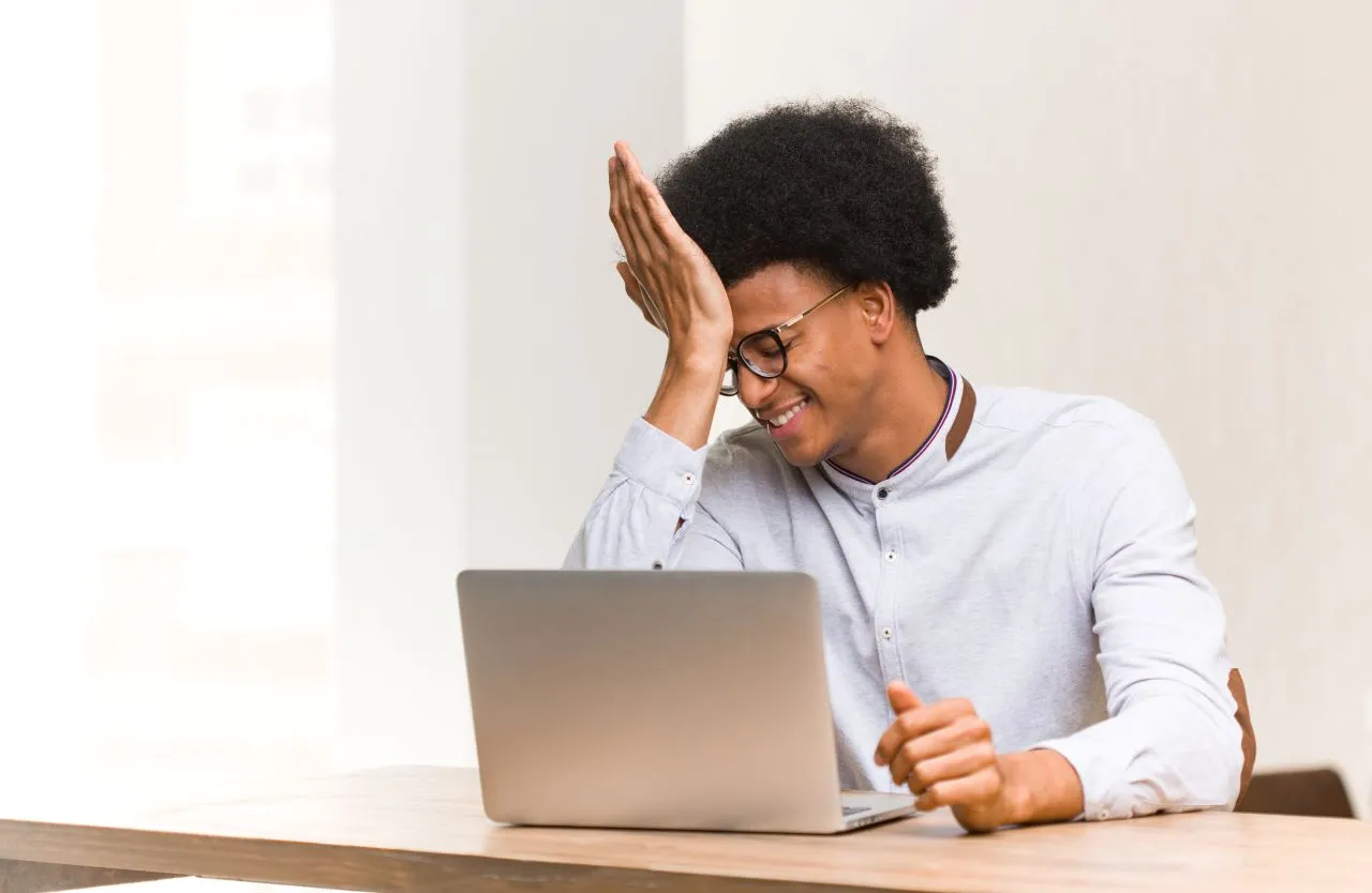 Perdi meu certificado digital: o que fazer? | Foto de um jovem adulto negro que esqueceu algo no trabalho | Certificação Digital | Blog da Certisign