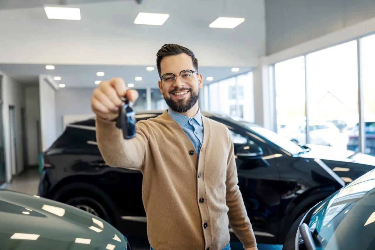 Dúvidas sobre como declarar carro no Imposto de Renda | Foto de um homem comprando um carro zero | Certificação Digital | Blog da Certisign