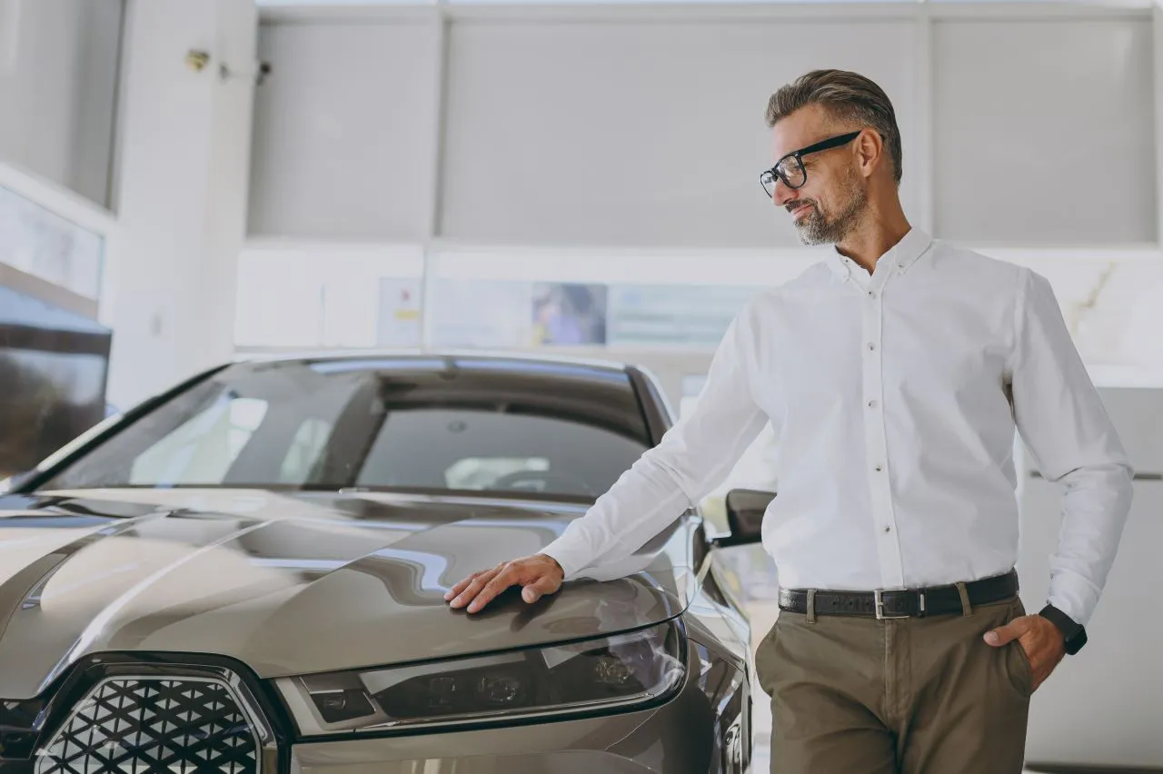 Como declarar carro no Imposto de Renda? | Foto de um homem comprando um carro zero km | Certificação Digital | Blog da Certisign