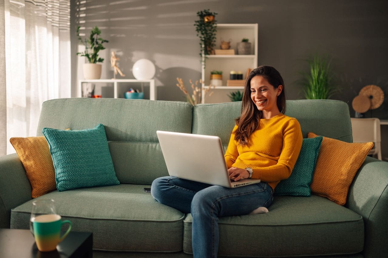 Como testar certificado digital | Foto de uma mulher trabalhando em casa | Certificado Digital | Blog da Certisign