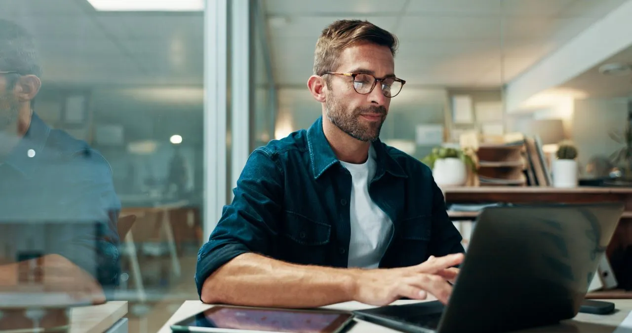 O que são padrões de assinatura digital? | Foto de um homem trabalhando no notebook | Identificação Digital | Blog da Certisign