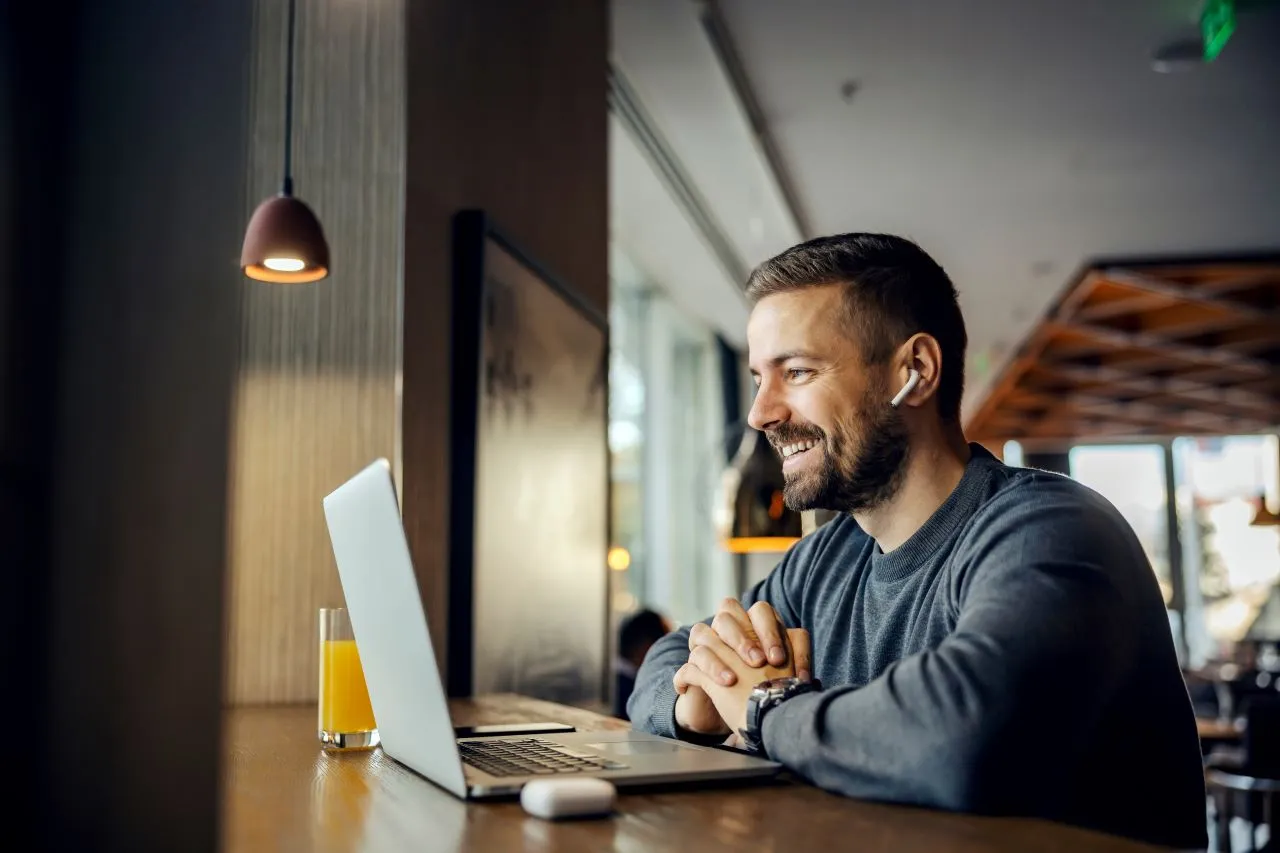O que é chave de criptografia? | Foto de um homem branco trabalhando no computador no escritório | Certificação Digital | Blog da Certisign