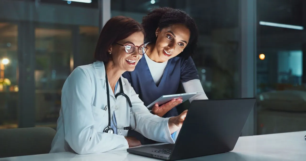 O que é PEP: Prontuário Eletrônico do Paciente? | Foto de uma médica e uma enfermeira conferindo o prontuário de um paciente online | Certificação Digital | Blog da Certisign