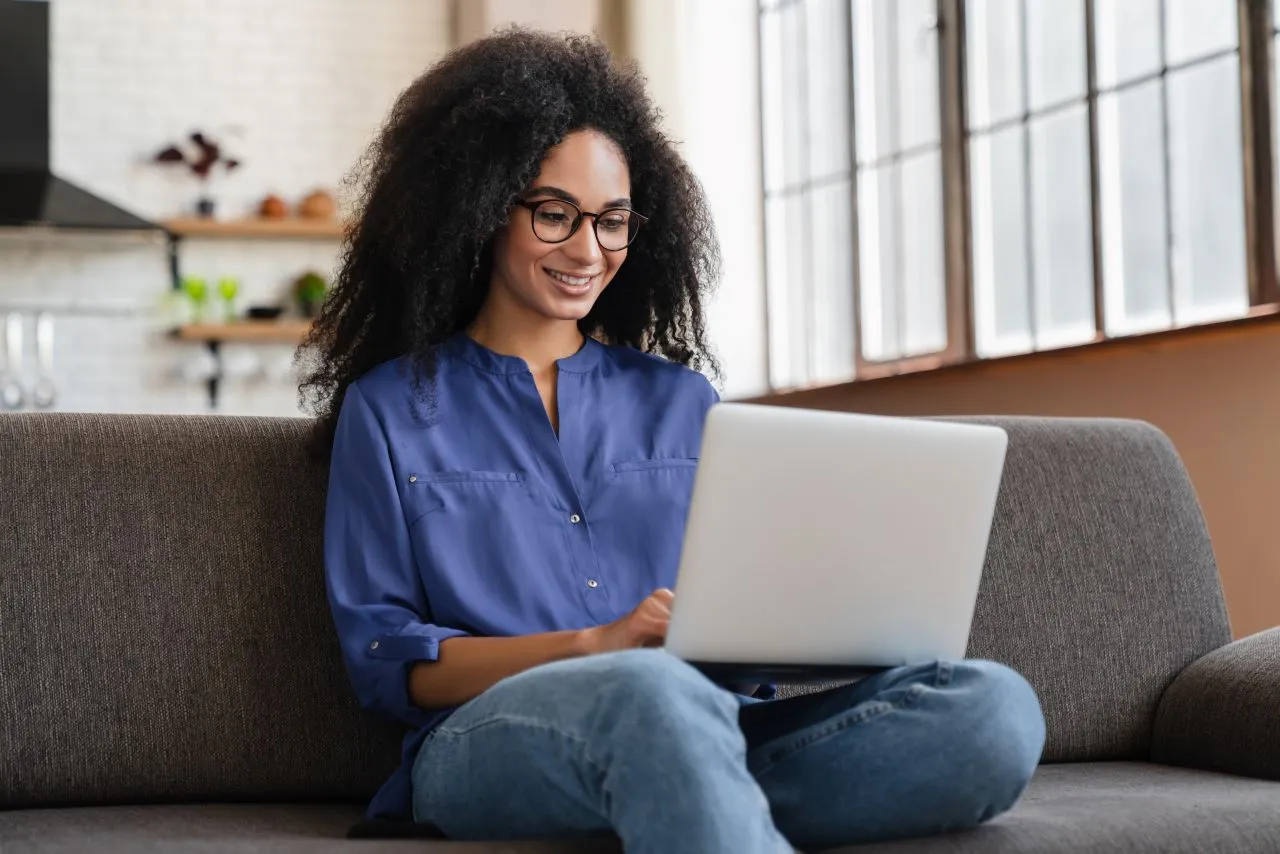 O que é Restituição do Imposto de Renda? | Foto de uma mulher declarando o imposto de renda | Certificação Digital | Blog da Certisign
