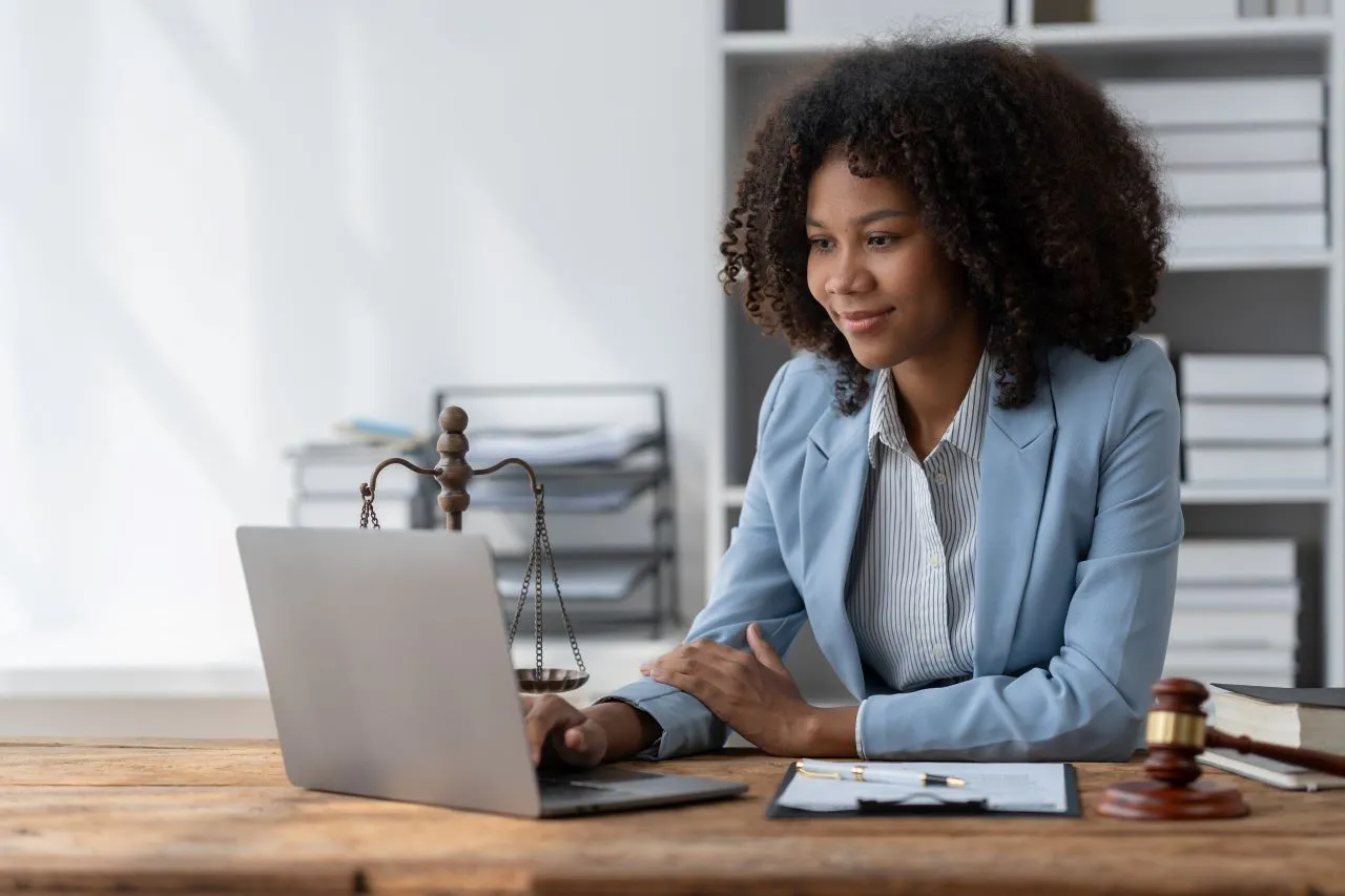 Como acessar um processo eletrônico no Projudi? | Foto de uma jovem negra advogada trabalhando no notebook | Certificação Digital | Blog da Certisign