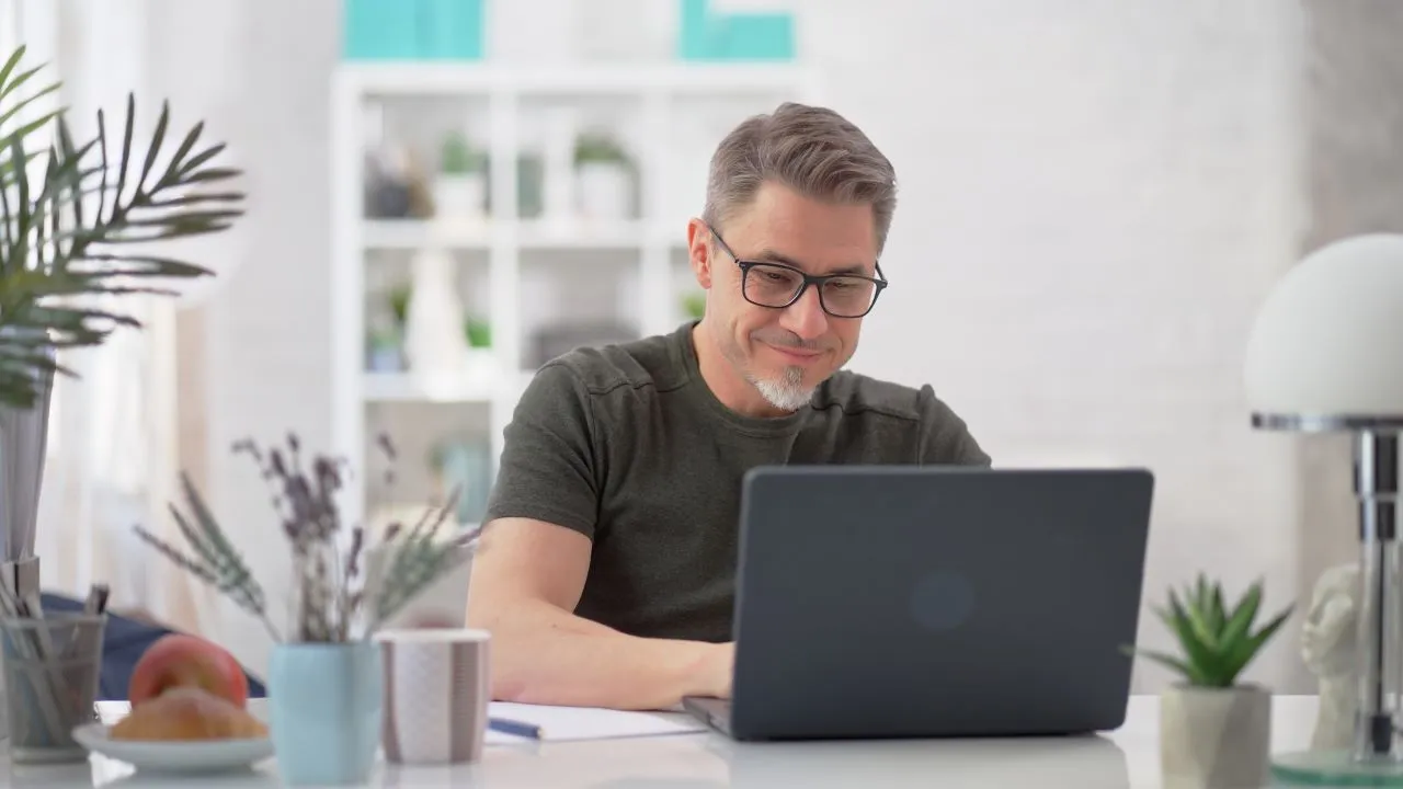 O que é Conectividade Social? | Foto de um senhor empreendedor trabalhando no notebook | Certificação Digital | Blog da Certisign
