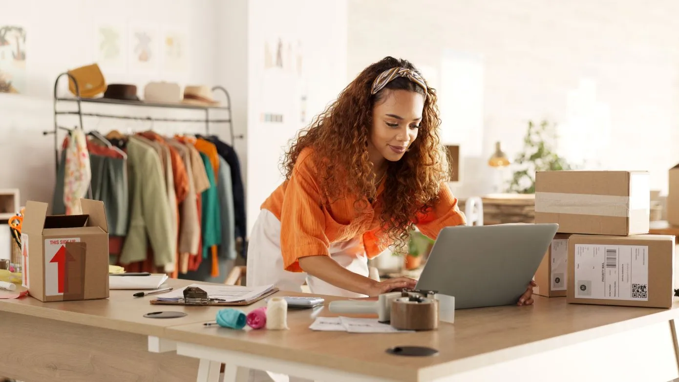 O que é responsável legal? | Foto de uma jovem mulher dona de um e-commerce de roupas | Certificação Digital | Blog da Certisign