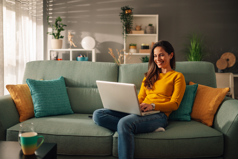 Como doar Imposto de Renda​ | Foto de uma mulher pesquisando na internet | Certificado Digital | Blog da Certisign