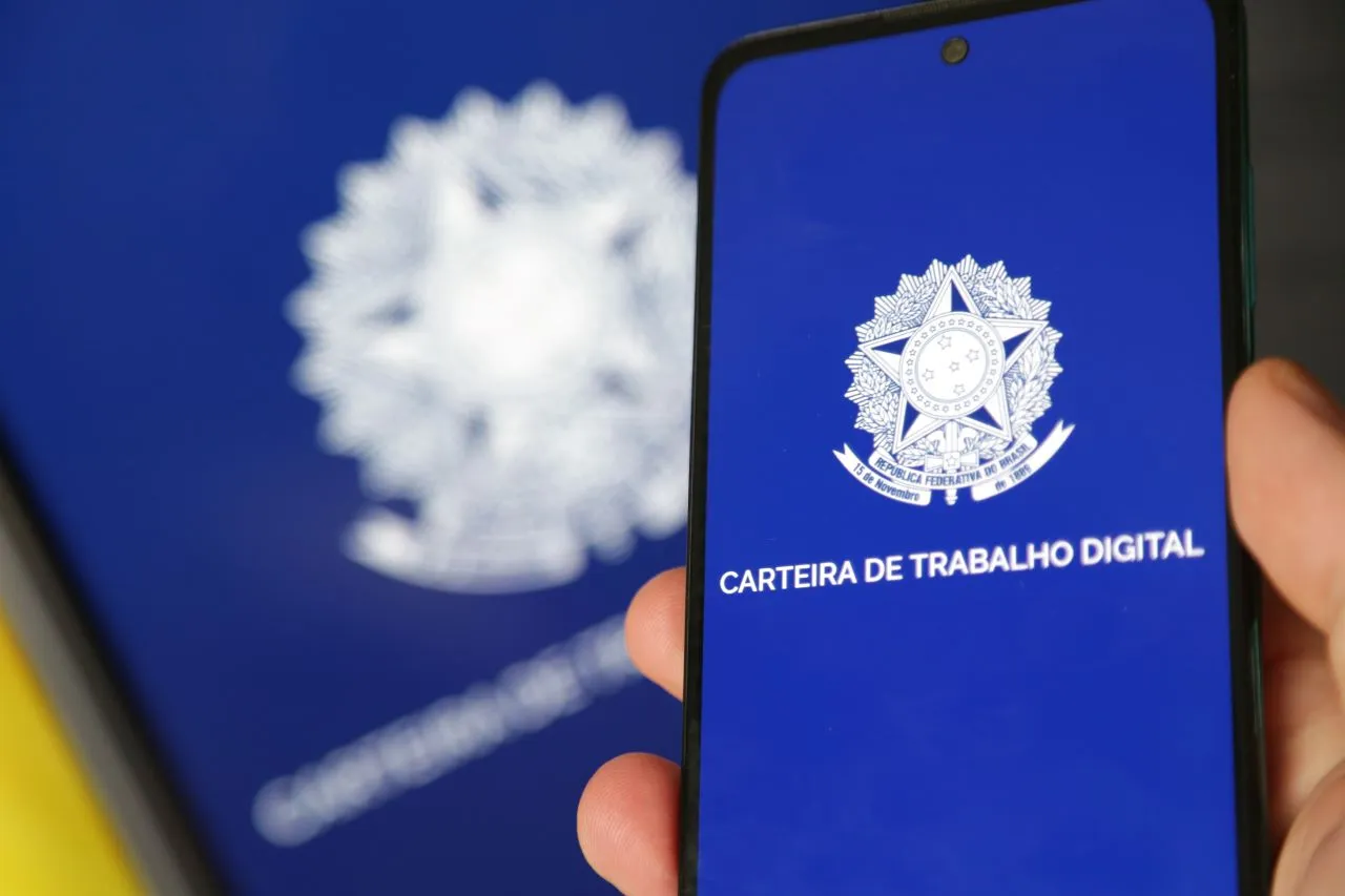O que posso acessar na CTPS Digital? | Foto de uma pessoa segurando um celular com a Carteira de Trabalho Digital | Certificação Digital | Blog da Certisign