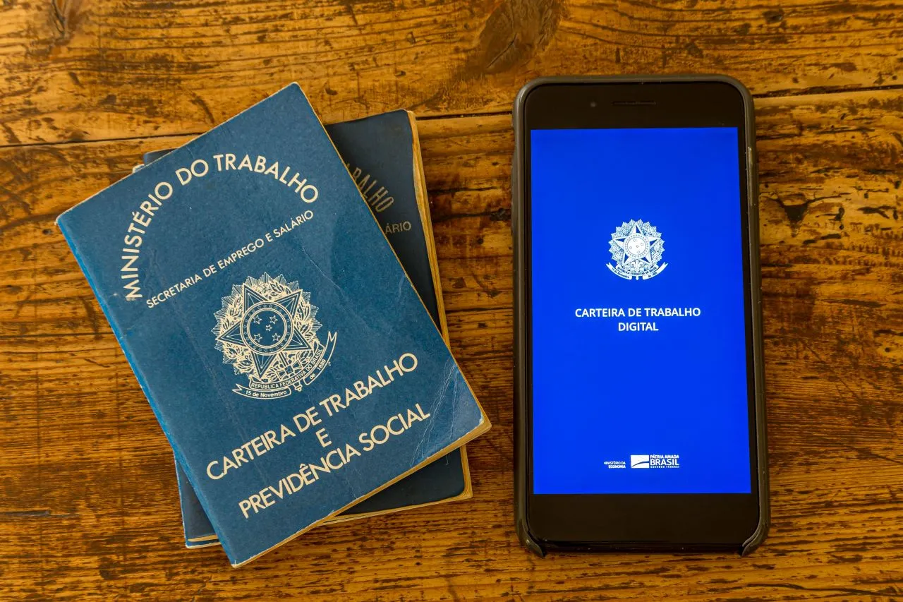 O que é a Carteira de Trabalho Digital? | Foto de uma Carteira de trabalho e um celular com a Carteira de trabalho digital | Certificação Digital | Blog da Certisign