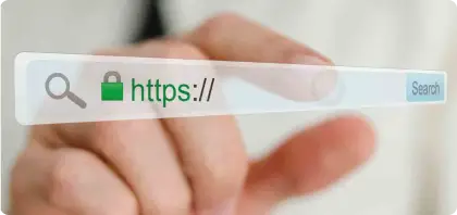 Foto de uma pessoa pegando na barra de busca do Google | Certificação Digital | Certisign