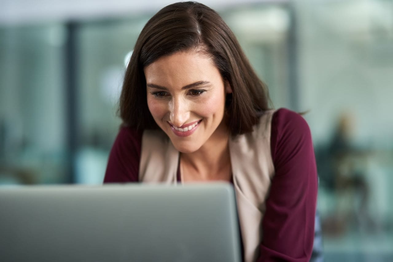 Foto de uma mulher pesquisando no computador | Por que é importante ter um certificado SSL em seu site? | Certificado Digital | Blog da Certisign