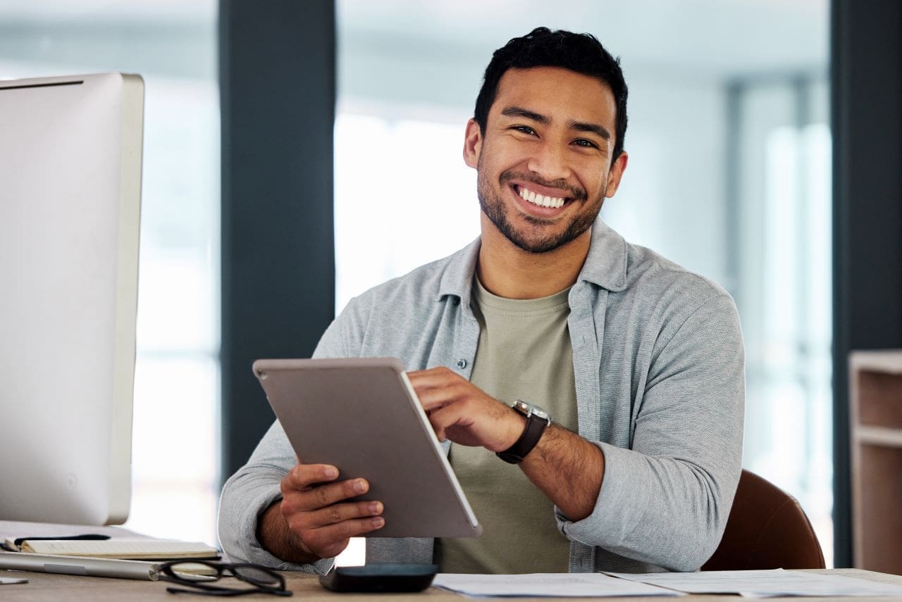Quais são os tipos de certificado digital | Foto de um homem trabalhando com tablet | Certificação Digital | Blog da Certisign