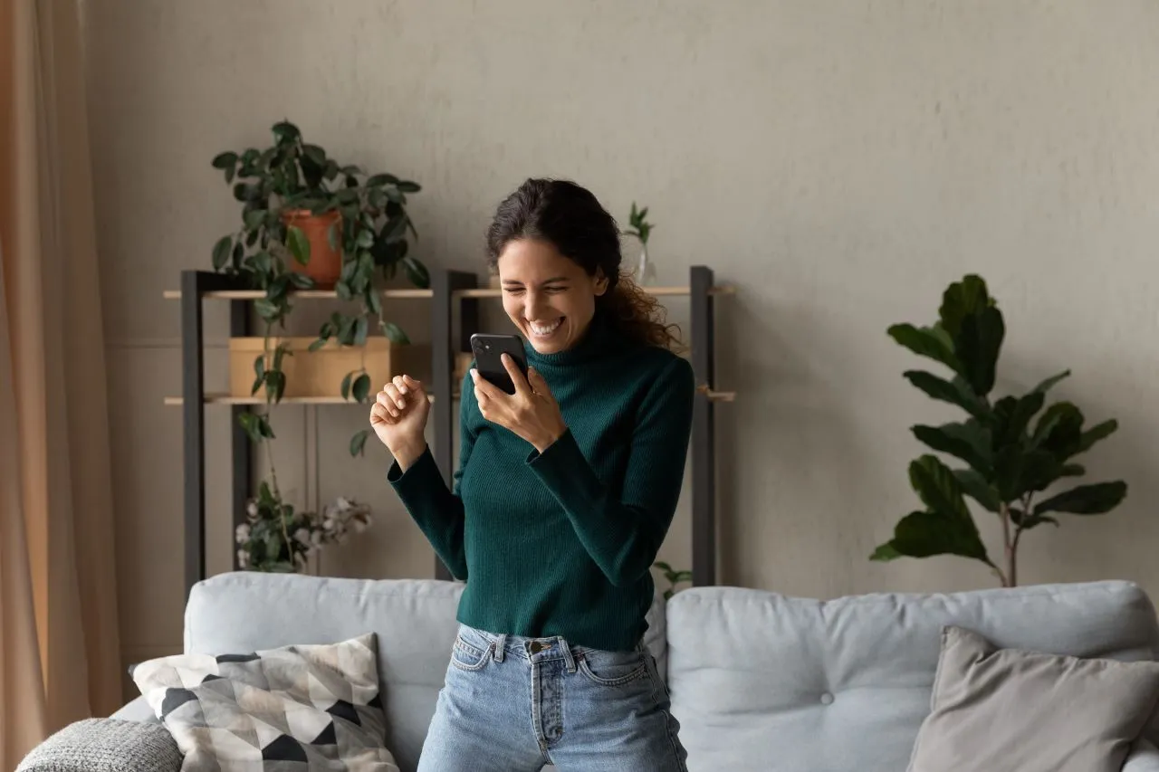 O que são bets? | Foto de uma mulher que está jogando online | Biometria Facial | Blog da Certisign