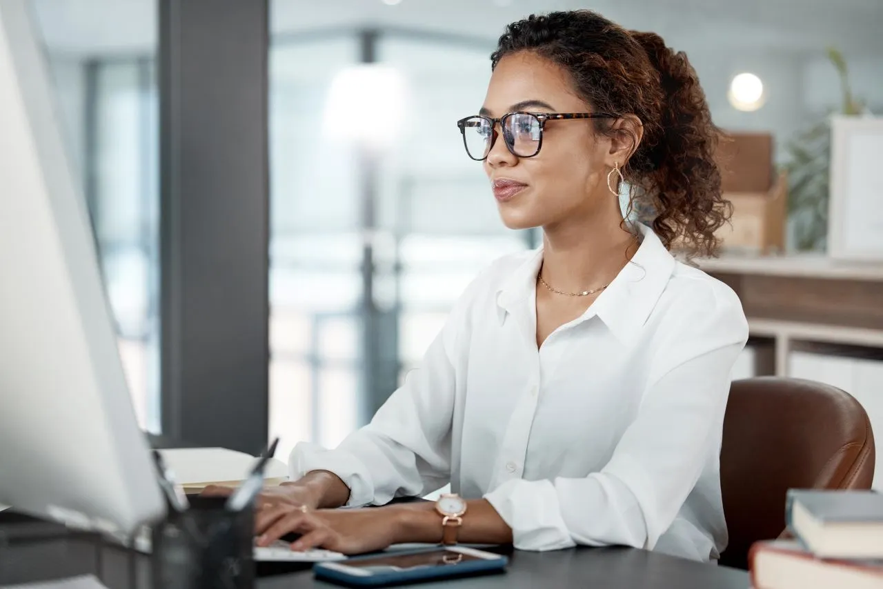 O que é Selo eletrônico? | Foto de uma mulher negra trabalhando no escritório | Certificação Digital | Blog da Certisign