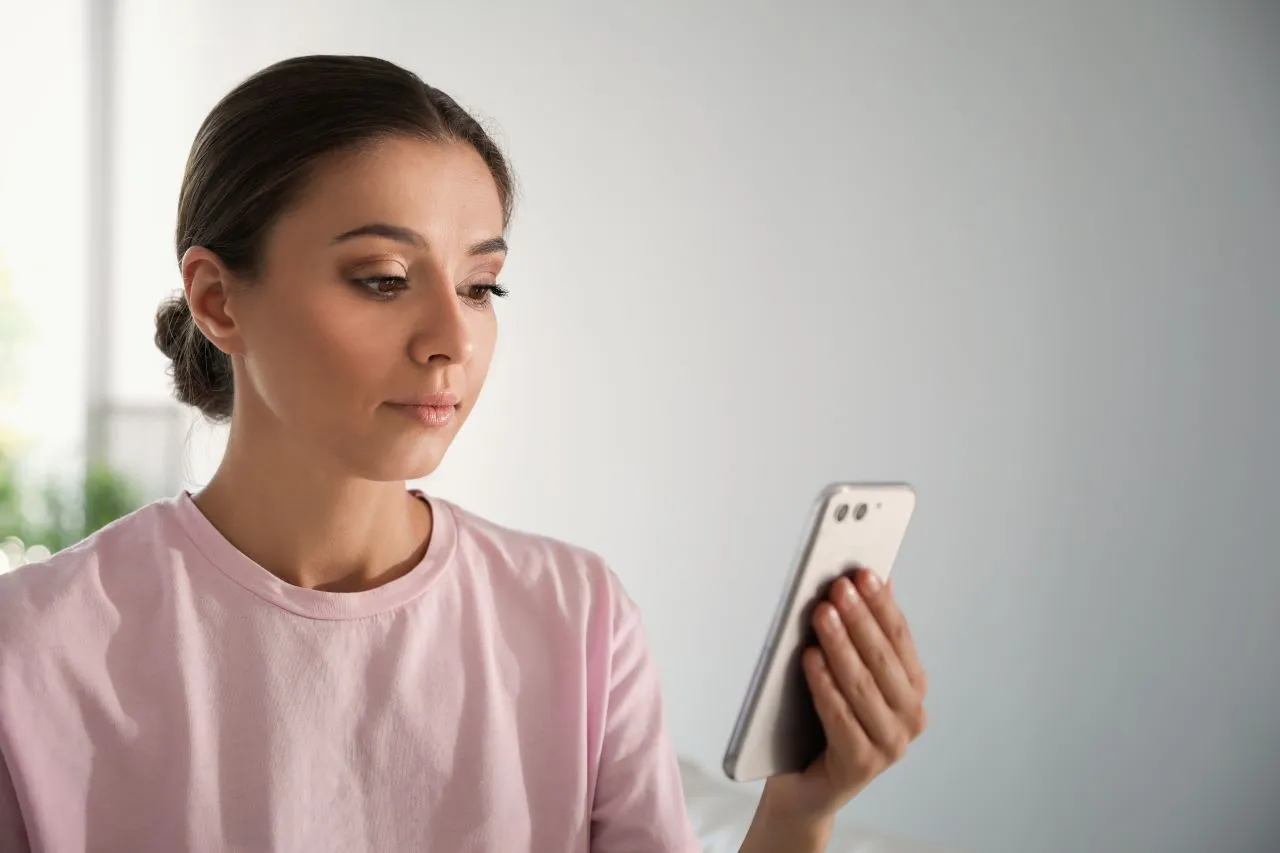 O que é biometria? | Foto de uma mulher fazendo biometria facial pelo celular | Biometria facial | Blog da Certisign