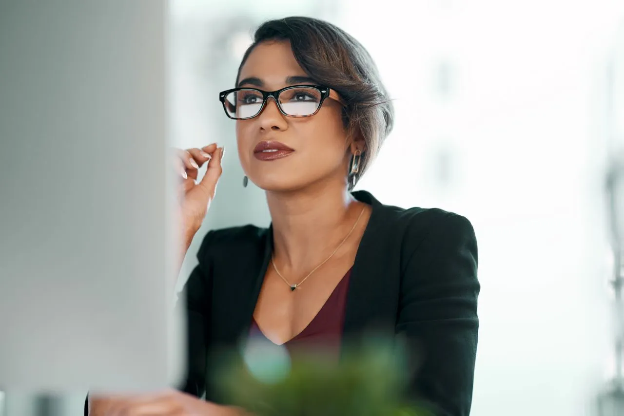 O Selo Eletrônico substituirá o certificado digital? | Foto de uma mulher trabalhando no escritório | Certificação Digital | Blog da Certisign