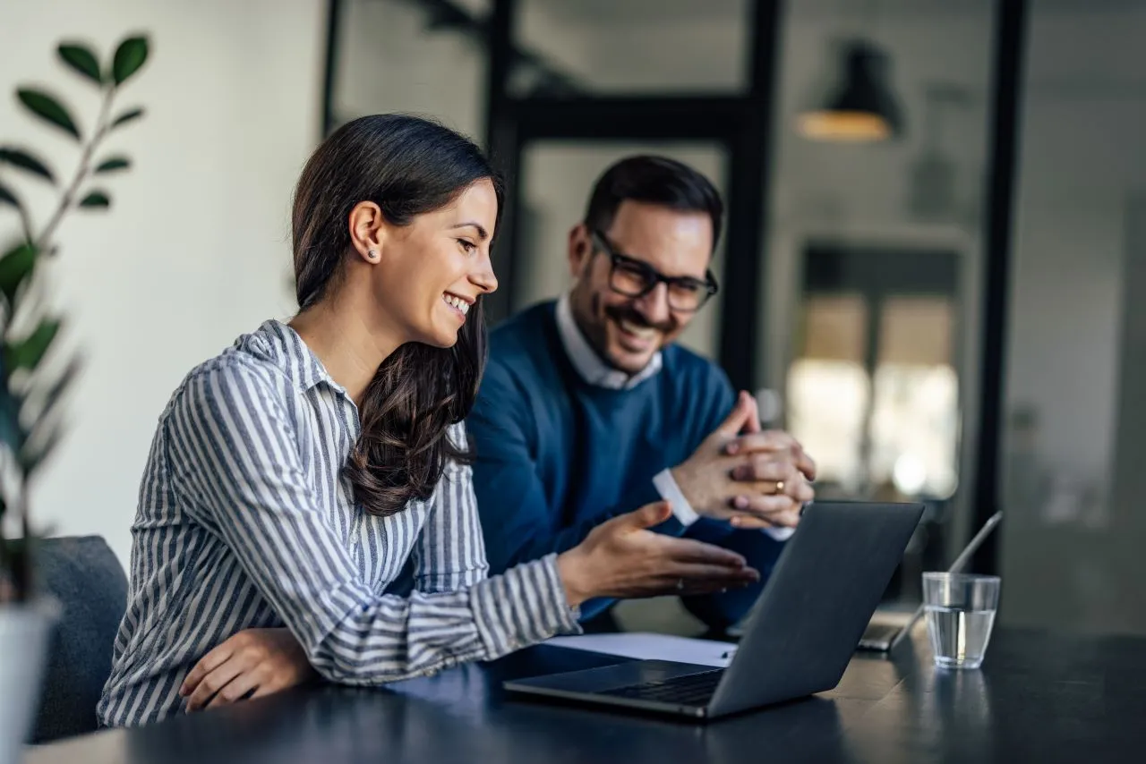 O que é DIRB? | Foto de um homem e uma mulher trabalhando no escritório | Certificação Digital | Blog da Certisign