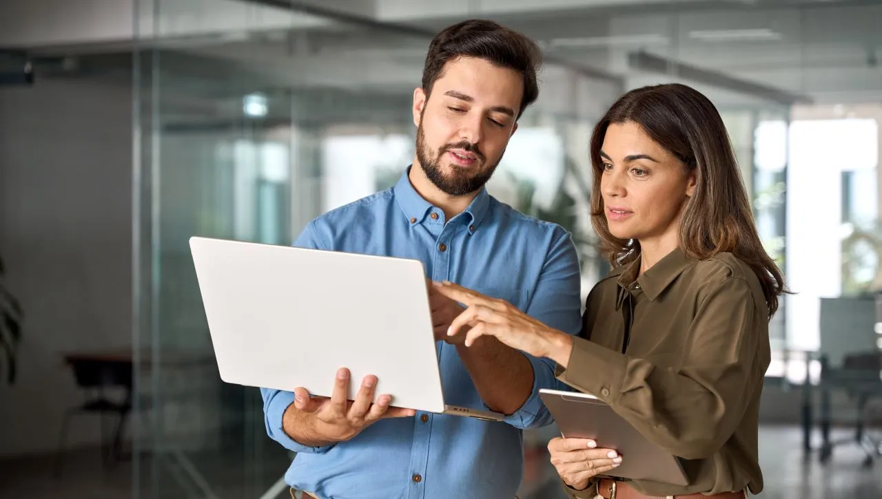 Serasa certificado digital: o que é? | Foto de um homem e uma mulher trabalhando no escritório | Certificação Digital | Blog da Certisign