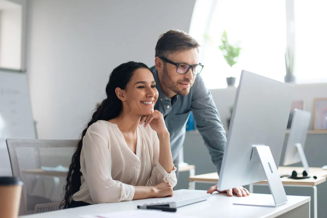 Como enviar a DIRB | Foto de um homem e uma mulher trabalhando no escritório | Certificação Digital | Blog da Certisign