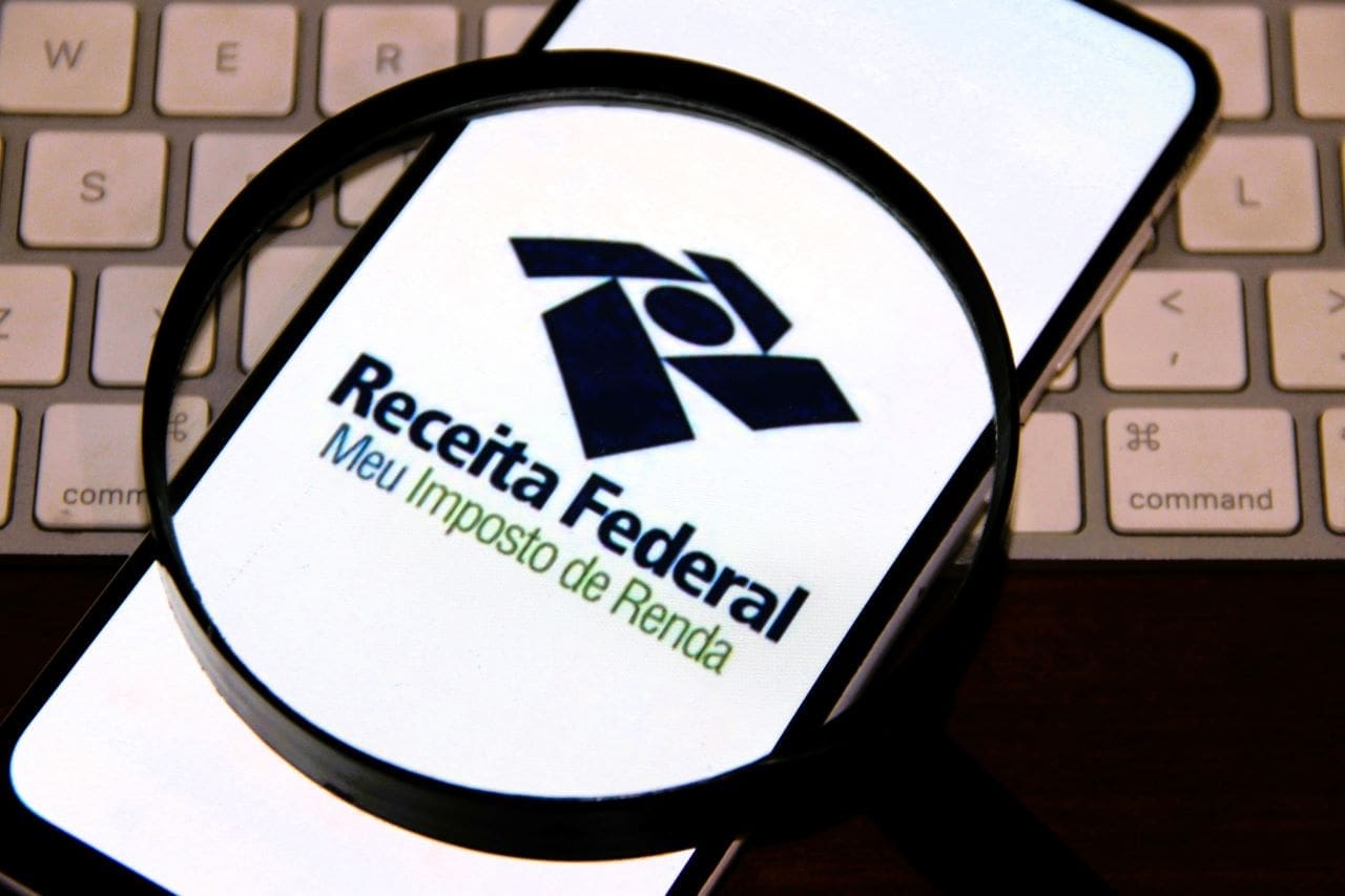 O que pode ser deduzido no Imposto de Renda? | Foto de um celular sobre um teclado de computador | Certificado Digital | Imposto de Renda | Blog da Certisign