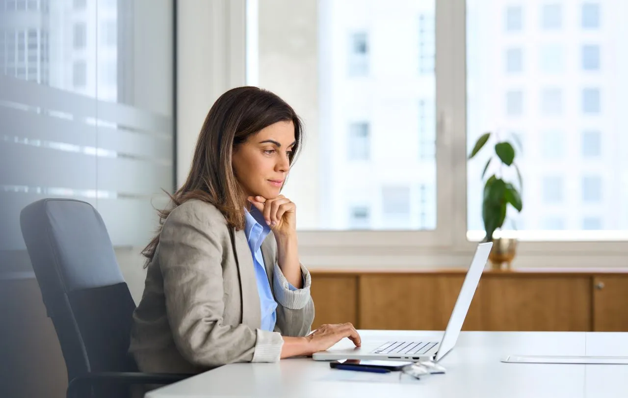 Tire suas dúvidas sobre o certificado digital Serasa | Foto de uma mulher executiva trabalhando no escritório | Certificação Digital | Blog da Certisign