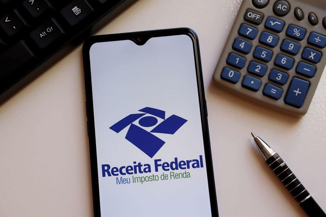 Quanto tempo demora para sair da malha fina​? | Foto de um celular no app da Receita Federal para declaração do imposto de renda | Certificado Digital | Blog da Certisign