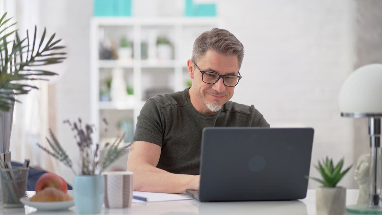 O que é o Imposto de Renda? | Foto de um senhor branco declarando o imposto de renda no computador | Certificado Digital | Blog da Certisign