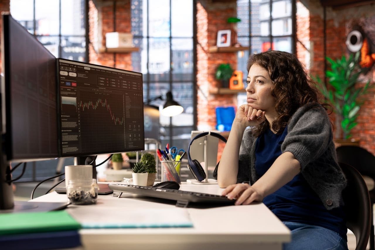 Como declarar ações no Imposto de Renda? | Foto de uma mulher trabalhando como day trade | Certificado digital | Imposto de Renda | Blog da Certisign