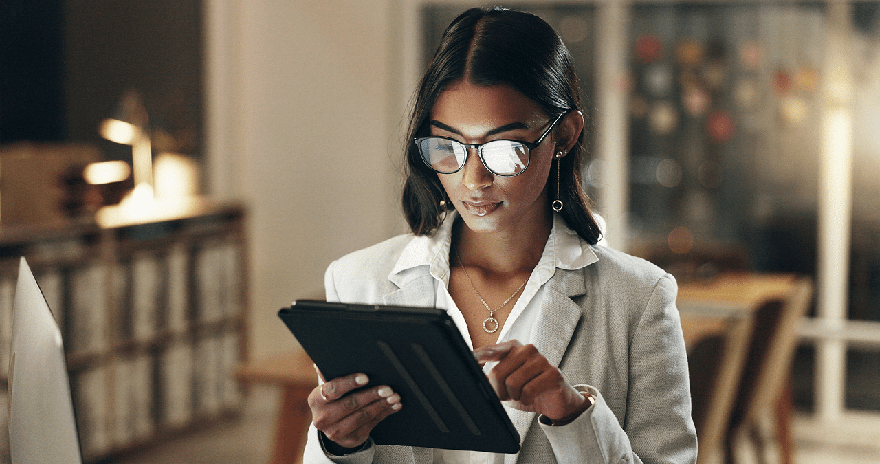 Como fazer declaração de Imposto de Renda? | Foto de uma mulher declarando o IR 2025 | Certificado Digital | Blog da Certisign