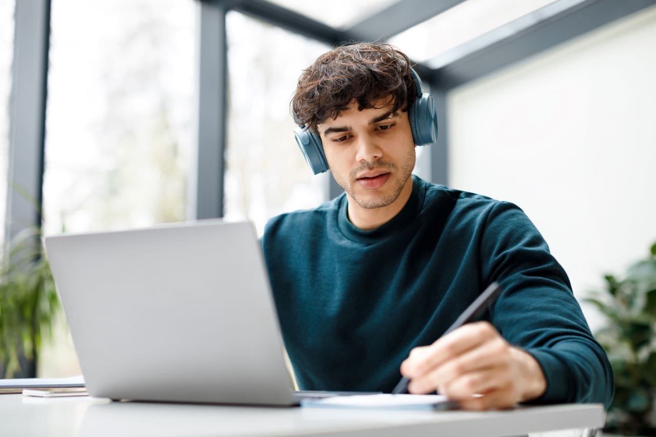 Despesas com instrução IRPF: o que são? | Foto de um homem estudando no notebook | Certificação Digital | Blog da Certisign