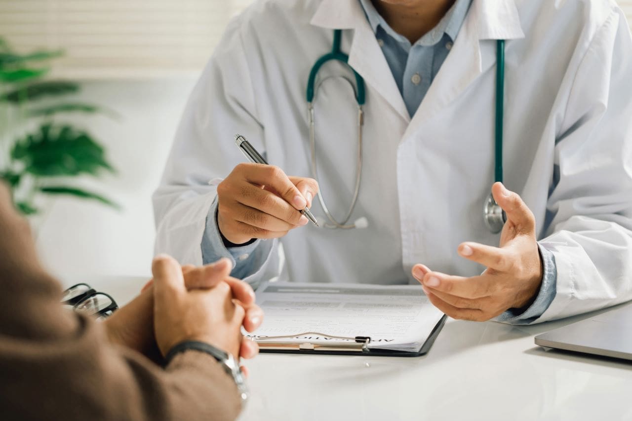 Como solicitar isenção de Imposto de Renda por doença? | Foto de um homem passando numa consulta com médico | Certificado Digital | Imposto de Renda | Blog da Certisign
