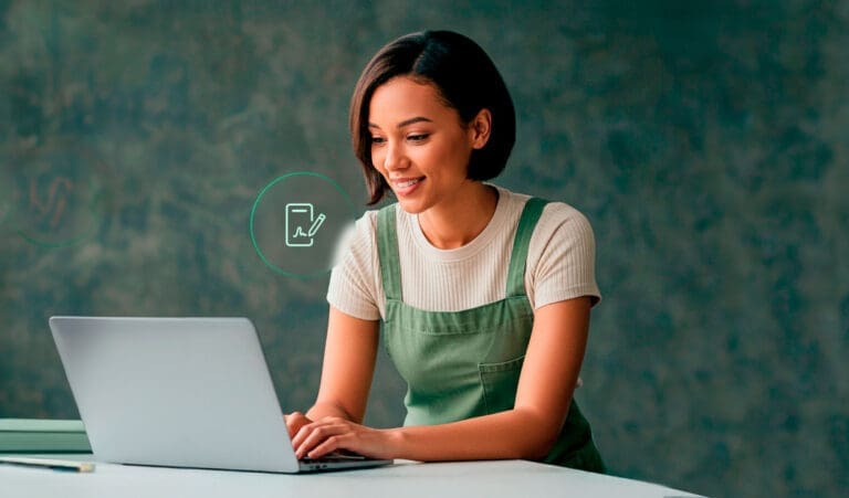 Mulher usando computador