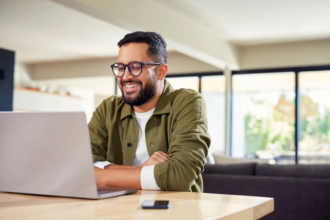 Quando o CNPJ alfanumérico entra em vigor? | Foto de um empreendedor | Certificação Digital | Blog da Certisign