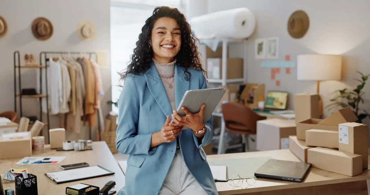 Como me preparar para o CNPJ alfanumérico? | Foto de uma jovem empreendedora | Certificação Digital | Blog da Certisign