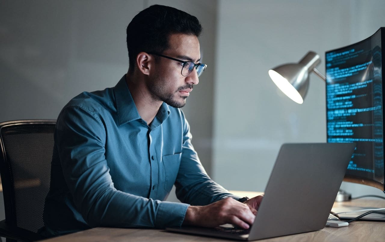 Como escolher o certificado SSL ideal para seu site? | Foto de um homem trabalhando com desenvolvedor web | Certificado Digital | Site Seguro | Blog da Certisign