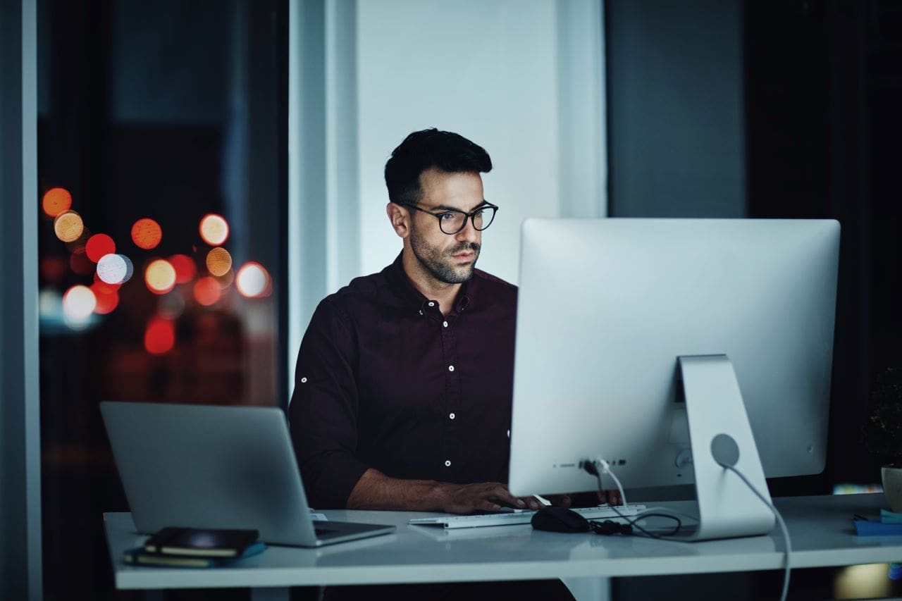 O que é um Certificado Digital SSL? | Foto de um homem trabalhando como desenvolvedor web | Certificado Digital | Site Seguro | Blog da Certisign