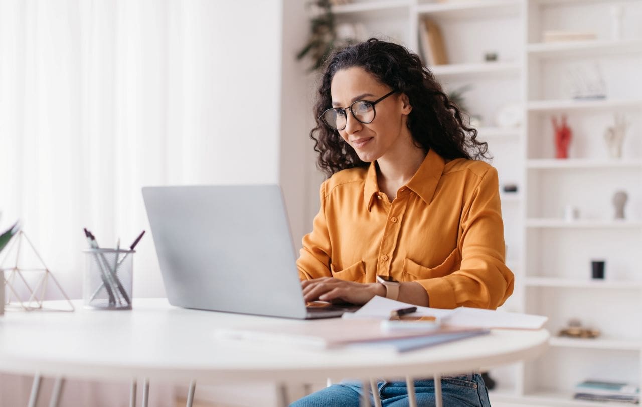 Como instalar certificado digital | Foto de uma mulher trabalhando no computador | Certificação Digital | Blog da Certisign