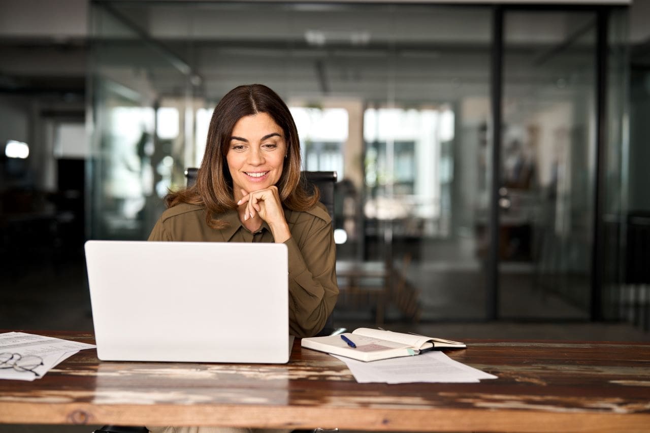 Tipos de procuração eletrônica | Foto de uma mulher trabalhando no escritório no notebook | Certificação Digital | Blog da Certisign