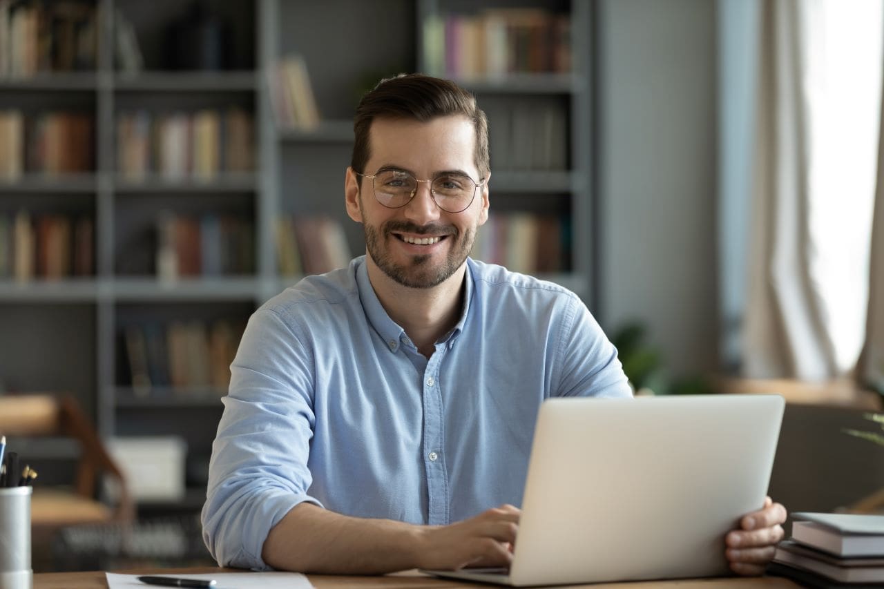 Como fazer uma procuração eletrônica com certificado digital | Foto de um homem fazendo home office | Certificação Digital | Blog da Certisign