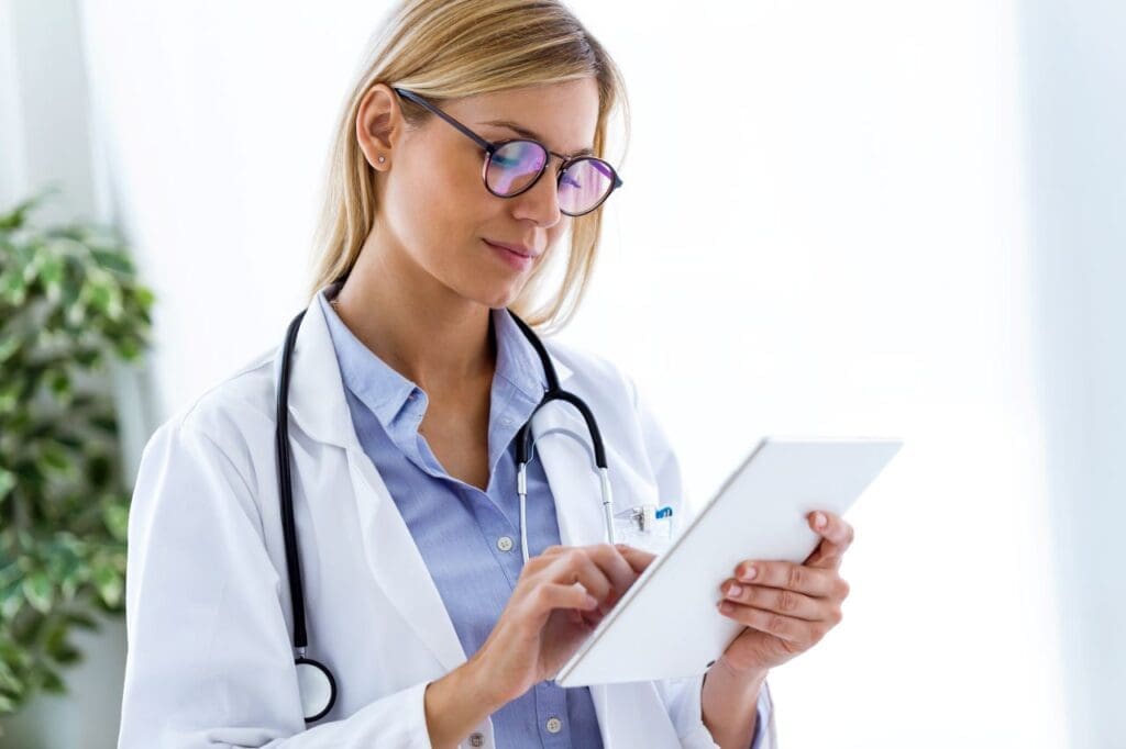 Como emitir uma receita médica digital | Foto de uma médica emitindo uma receita médica digital no tablet | Certificado Digital | Blog da Certisign