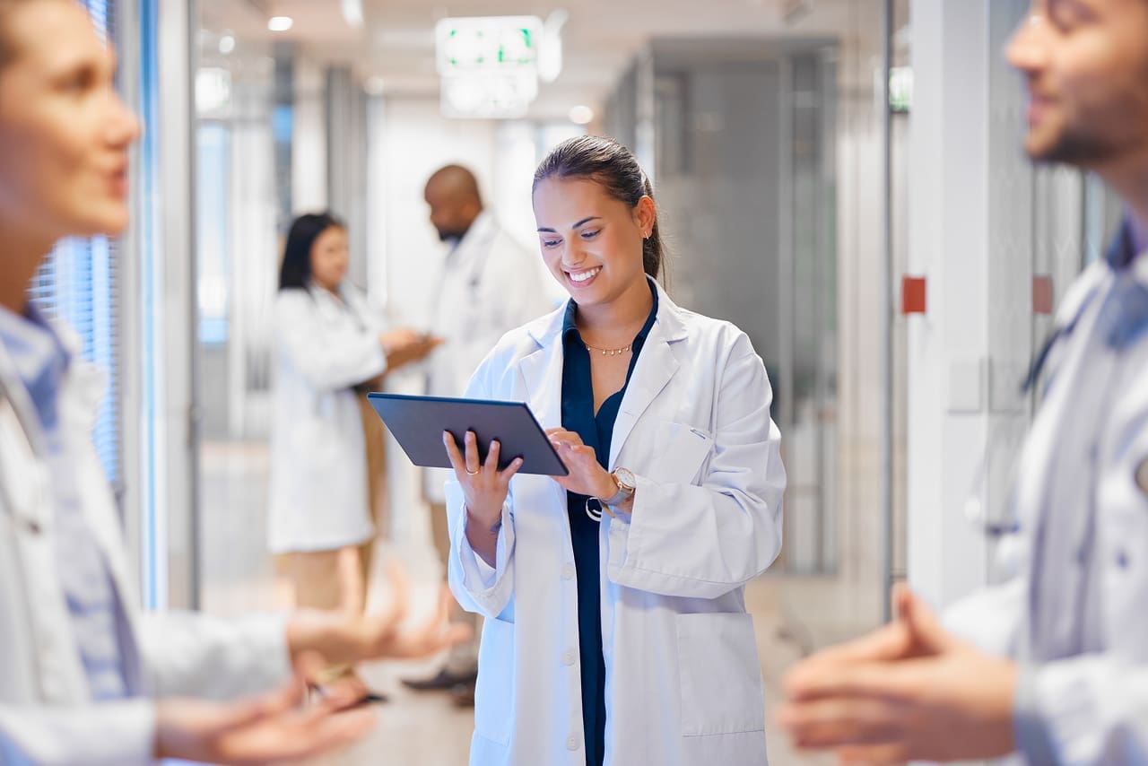 O que é assinatura digital para médicos? | Foto de uma médica assinando digitalmente pelo tablet no hospital | Profissionais da Saúde | Assinatura Digital | Blog da Certisign