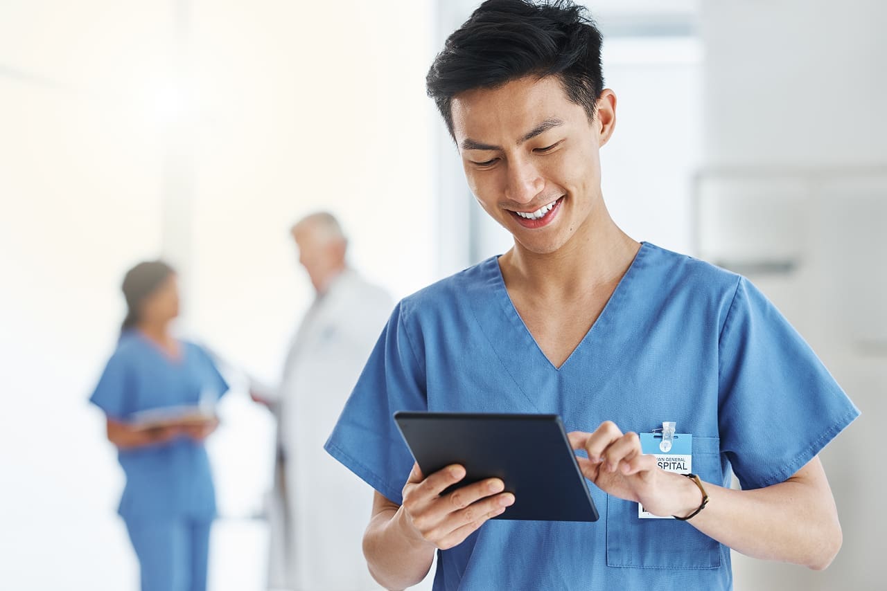 Qual o melhor certificado digital para médicos? | Foto de um médico assinando digitalmente atestado digital de paciente pelo tablet | Profissionais da Saúde | Assinatura Digital | Blog da Certisign