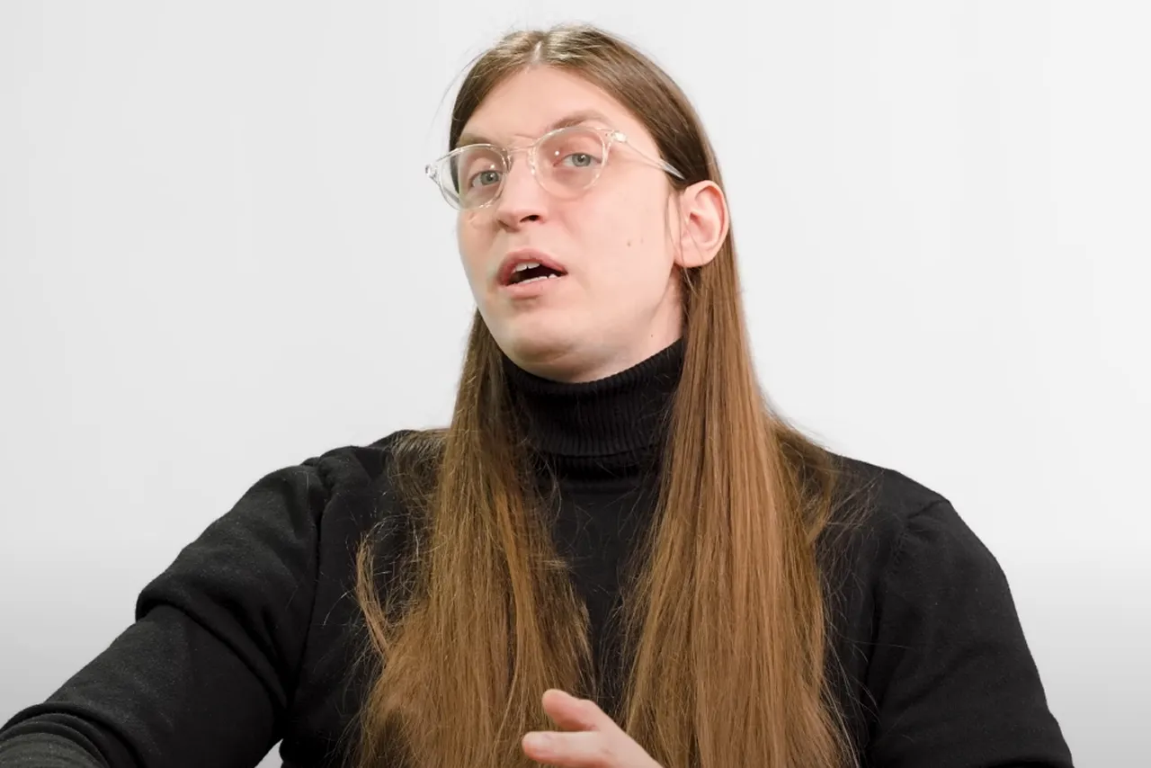 O que é a Lei Felca | Foto do influencer e youtuber Felipe Bressanim (Felca) em um vídeo do YouTube | Legislação e Normas | Segurança Digital | Transformação Digital | Blog da Certisign