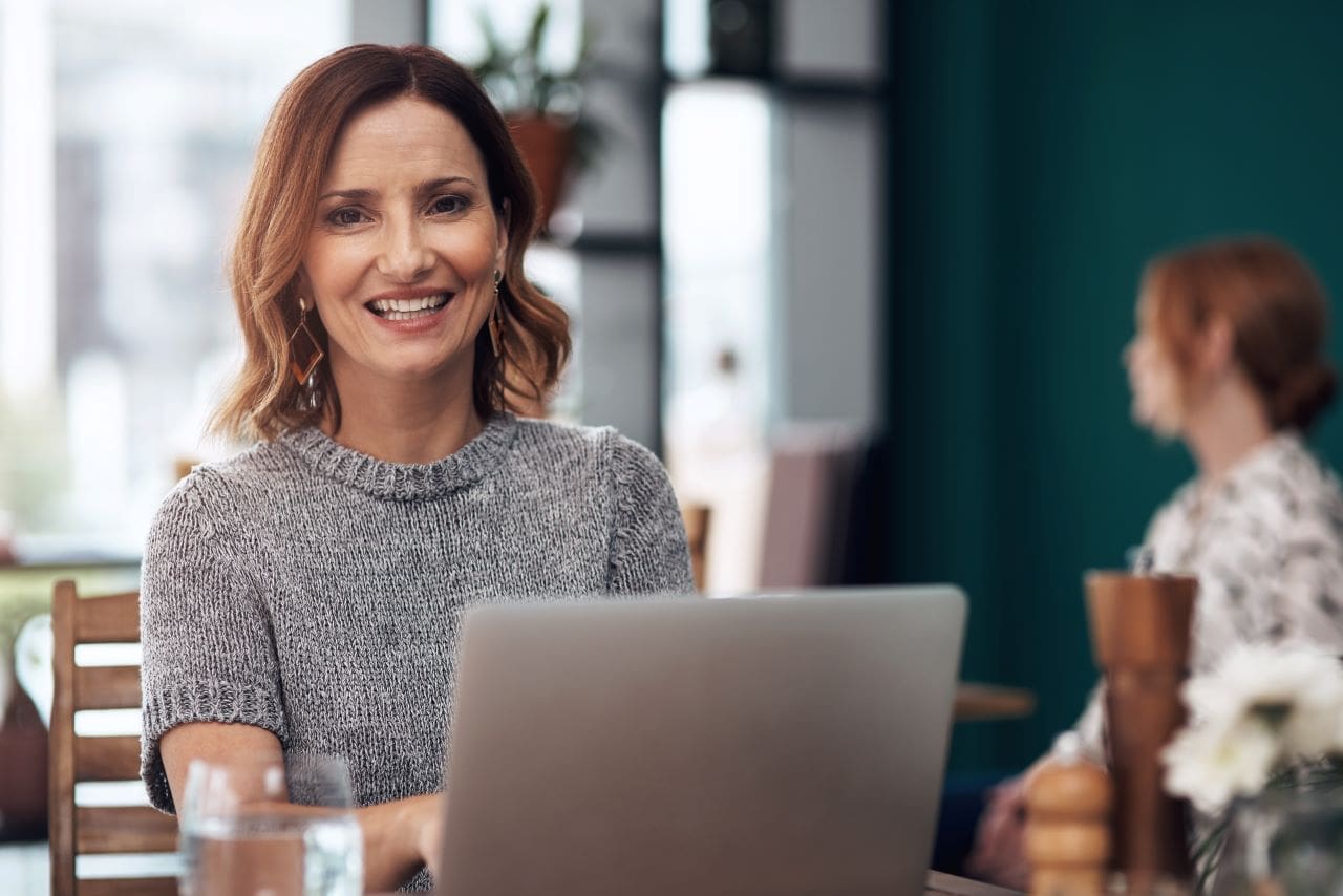 Como declarar o IRPJ | Foto de uma mulher declarando o IR | Certificação Digital | Blog da Certisign