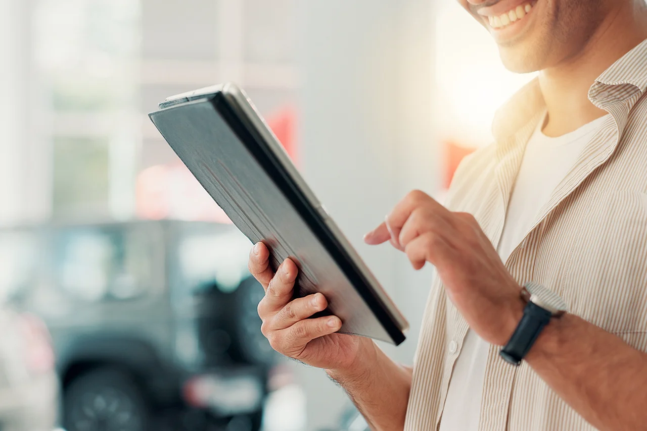 Como funciona a nova lei na prática? | Foto de um corretor de seguros revisando contrato online pelo tablet | Profissionais e Setores | Seguros | Blog da Certisign
