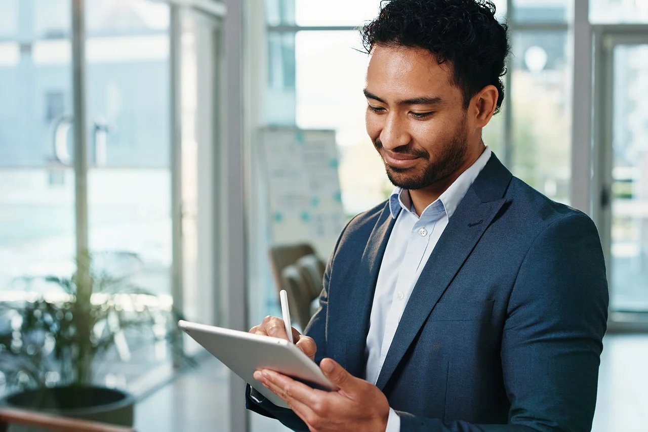 O que é um contrato de seguros e como funciona? | Foto de um corretor de seguros revisando contrato online pelo tablet | Profissionais e Setores | Seguros | Blog da Certisign