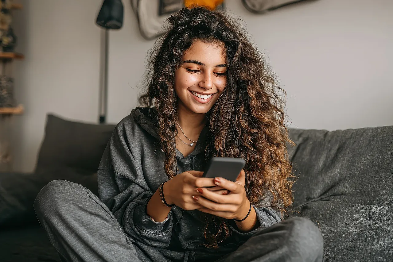Quem precisa se adequar à Lei Felca? | Foto gerada por IA de uma adolescente jogando no celular | Legislação e Normas | Segurança Digital | Transformação Digital | Blog da Certisign
